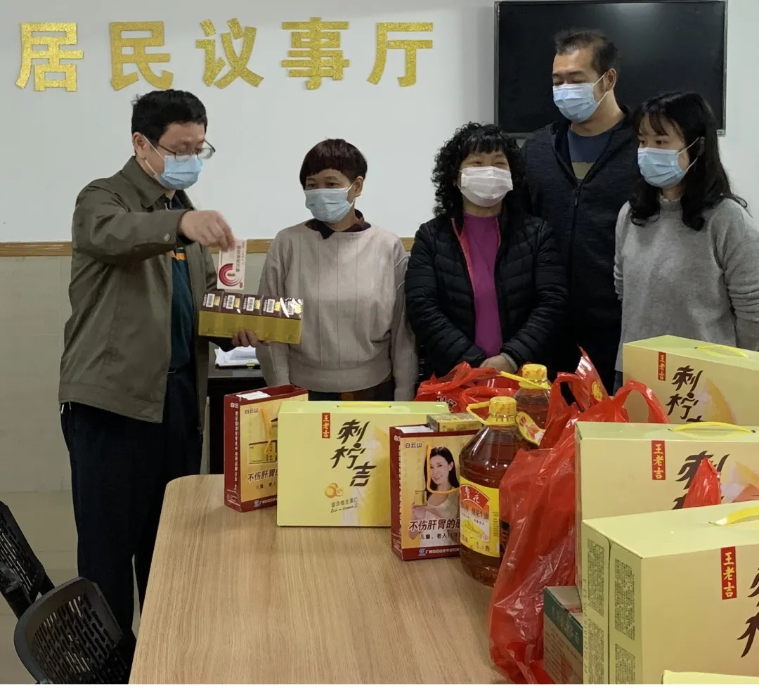 情系难题边沿户，，，，，春节慰问暖人心—白云山银河国际慰问街道难题边沿户