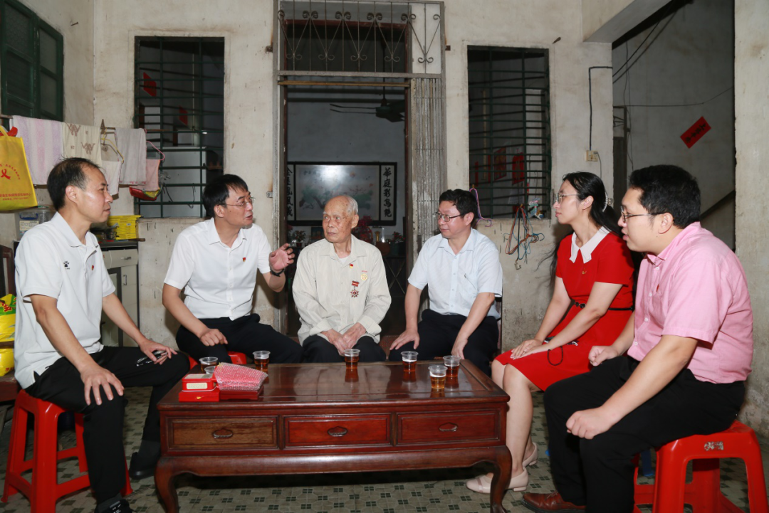 致敬模范，，，，眷注入心！ ——白云山银河国际“七一”前夕走访慰问老劳模陈雨池同志