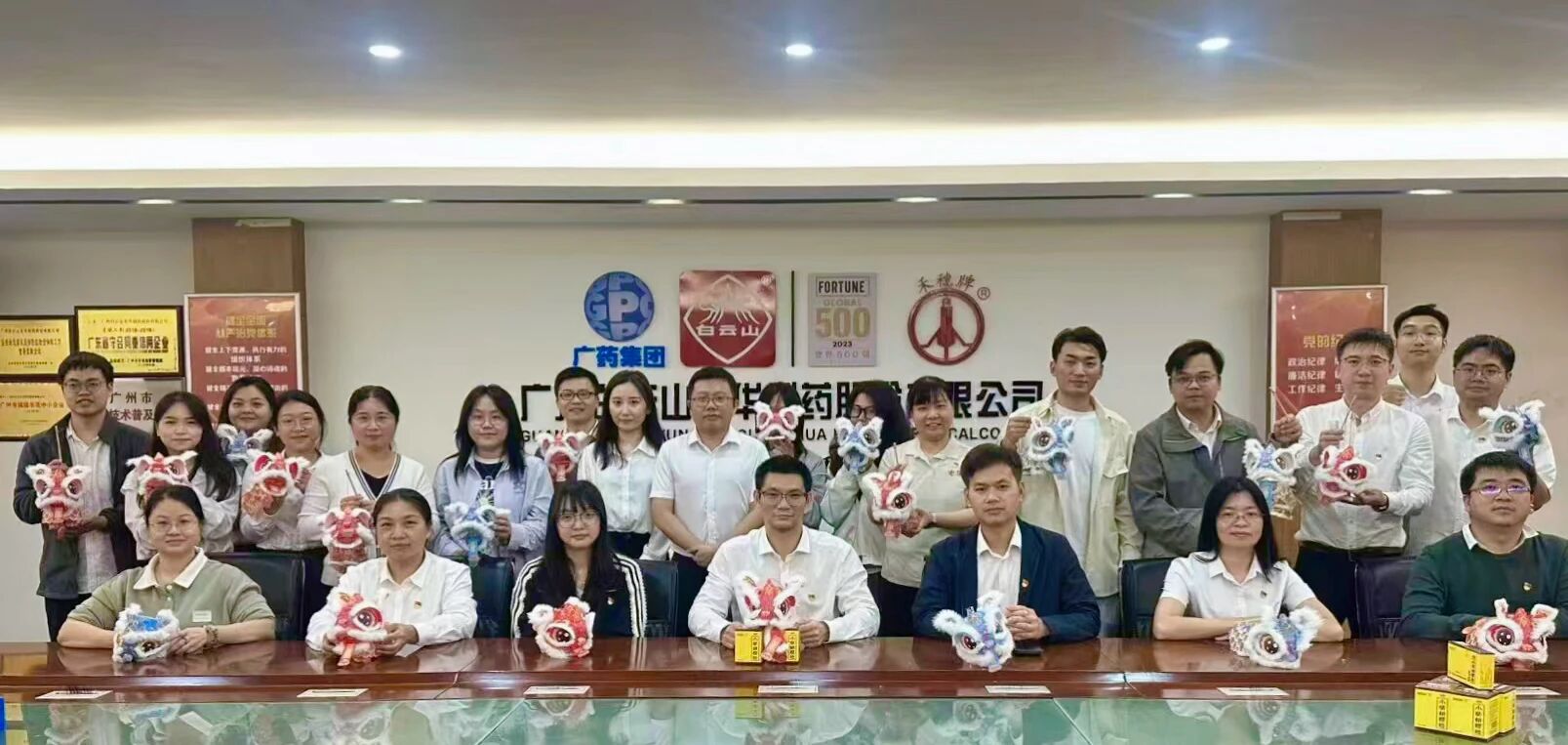 白云山银河国际公司进杏装灯耀元宵扬正气，马驰新岁守清廉”主题活动